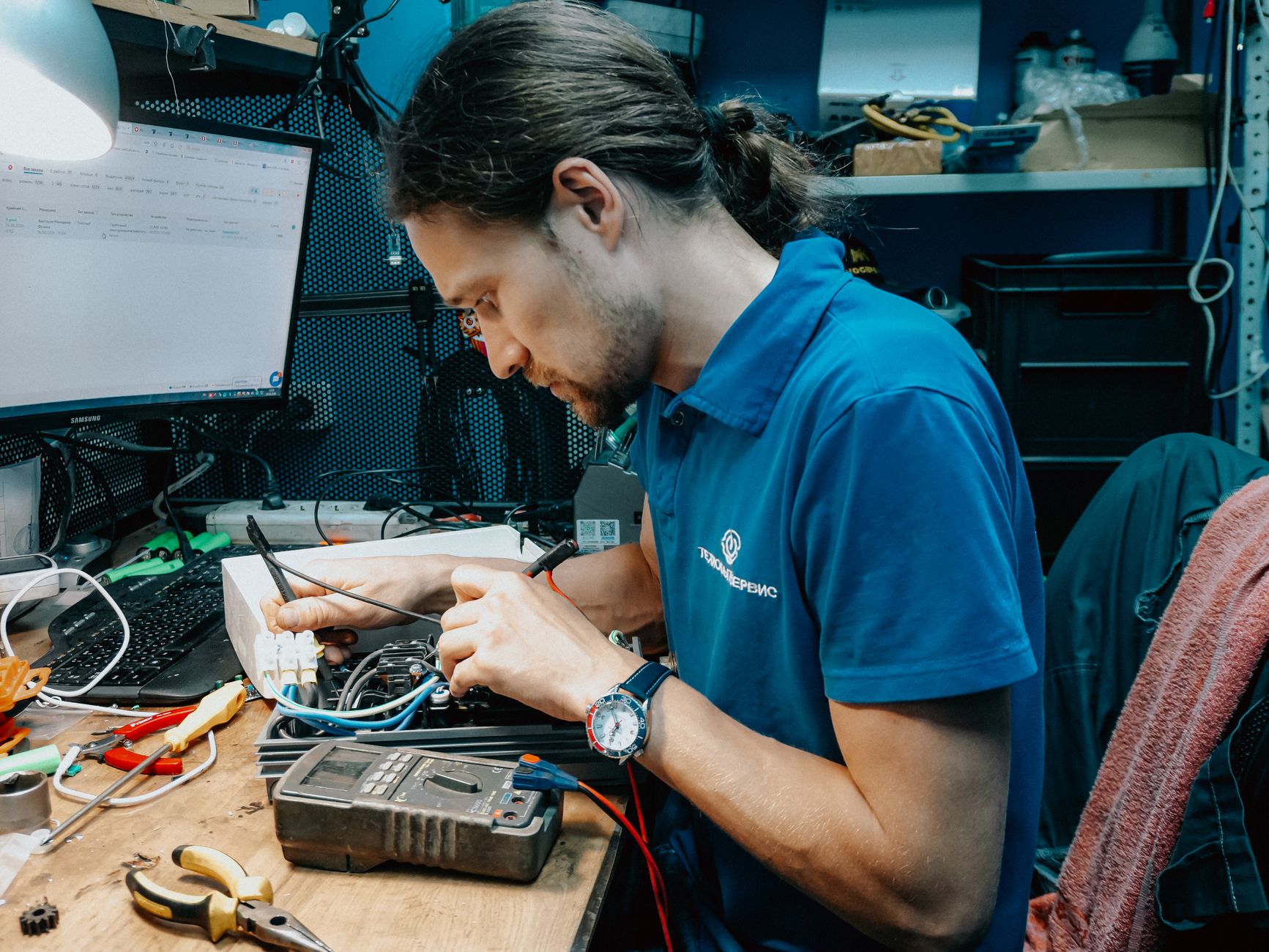 X.Q Electrical technician in Doncaster ready with tools for domestic and commercial electrical work